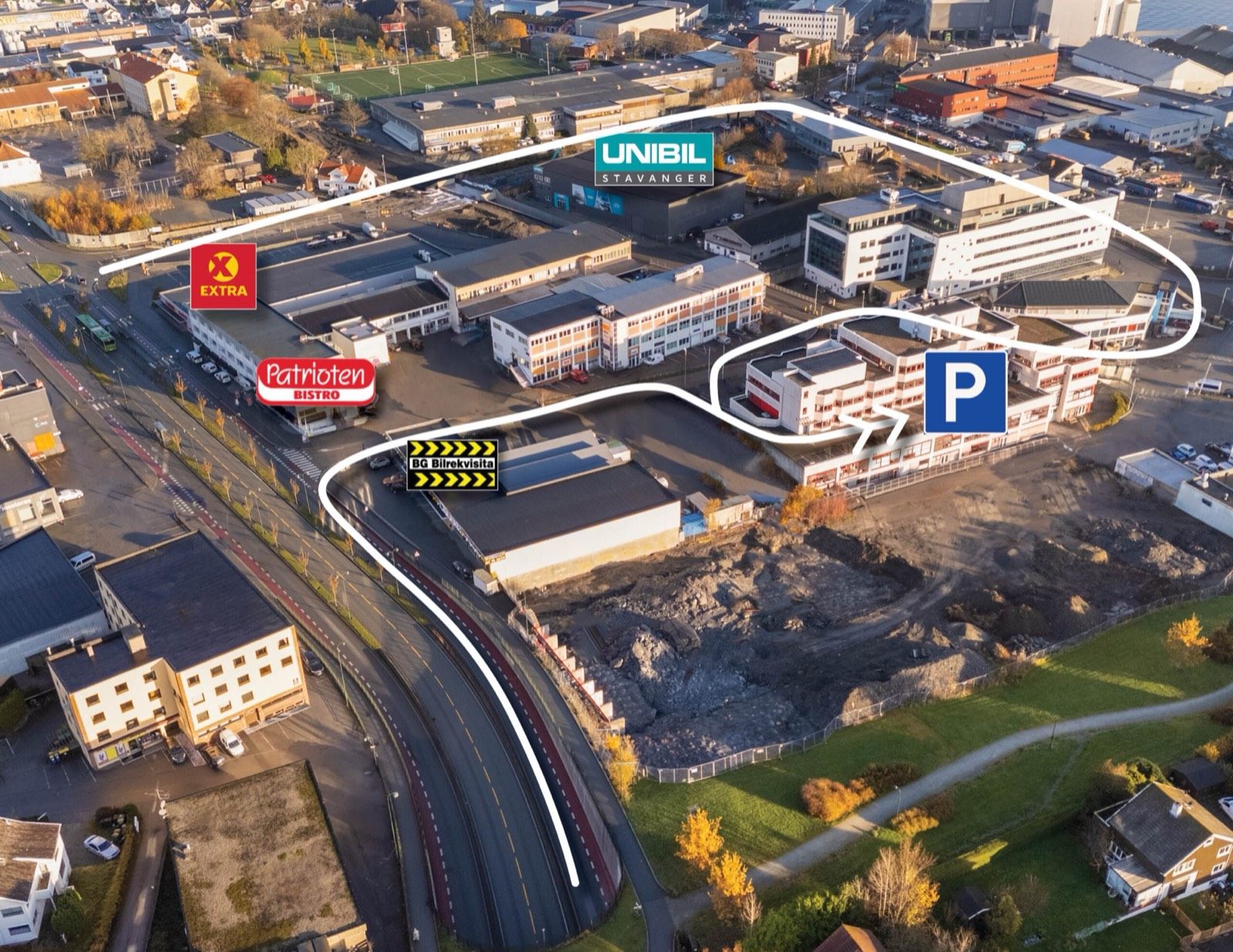 Flyfoto av Hillevåg med kjørevei til parkeringen bak bygget